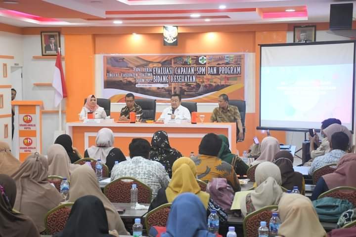 Penjabup Hendriwan saat menutup rapat kerja evaluasi kinerja Standar Pelayanan Minimum (SPM) dan Program bidang kesehatan, di Grand Amalia Hotel
