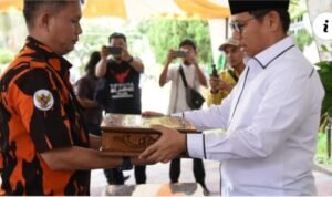 Penjagub Hamka Hendra Noer memberikan sambutan pada pelepasan kirab bendera memperingati 81 tahun Hari Patriotik, di rumah jabatan wakil gubernur
