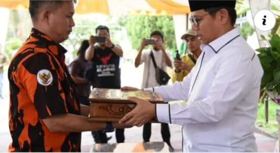 Penjagub Hamka Hendra Noer memberikan sambutan pada pelepasan kirab bendera memperingati 81 tahun Hari Patriotik, di rumah jabatan wakil gubernur