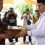 Penjagub Hamka Hendra Noer memberikan sambutan pada pelepasan kirab bendera memperingati 81 tahun Hari Patriotik, di rumah jabatan wakil gubernur