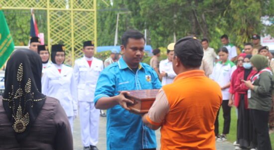 Sekda Boalemo, Sherman Moridu saat menerima Bendera Kirab 23 Januari