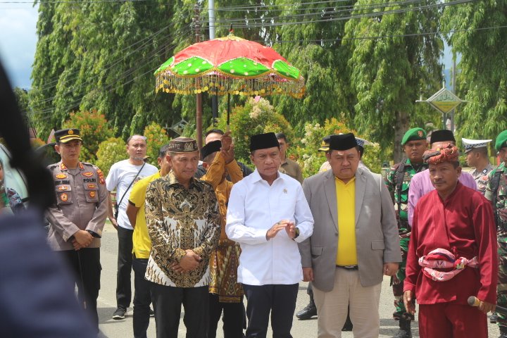 Tiba di Kabupaten Boalemo Mentri Pemuda dan Olahraga Republik Indonesia (Menpora RI) Zainudin Amali disambut upacara prosesi adat pohutu adati Motimamango, di rumah Jabatan Bupati Boalemo