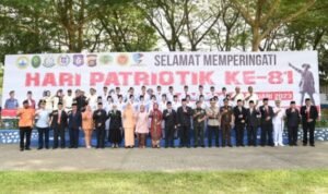 Penjagub Hamka Hendra Noer didampingi Ketua TPPKK Provinsi Gorontalo dan jajaran Forkopimda Gorontalo, berfoto bersama usai Upacara Peringatan 81 tahun Hari Patriotik 23 Januari 1942 bertempat di Halaman Kantor Bupati Bone Bolango, (23/1/2023). Foto – Nova