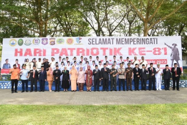 Penjagub Hamka Hendra Noer didampingi Ketua TPPKK Provinsi Gorontalo dan jajaran Forkopimda Gorontalo, berfoto bersama usai Upacara Peringatan 81 tahun Hari Patriotik 23 Januari 1942 bertempat di Halaman Kantor Bupati Bone Bolango, (23/1/2023). Foto – Nova