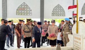 Tabur bunga dan siraman dilakukan Penjagub Gorontalo Hamka Hendra Noer di Makam Pahlawan Nasional Nani Wartabone pada Peringatan 81 tahun Hari Patriotik 23 Januari 1942. (Foto – Nova)