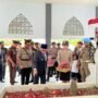 Tabur bunga dan siraman dilakukan Penjagub Gorontalo Hamka Hendra Noer di Makam Pahlawan Nasional Nani Wartabone pada Peringatan 81 tahun Hari Patriotik 23 Januari 1942. (Foto – Nova)