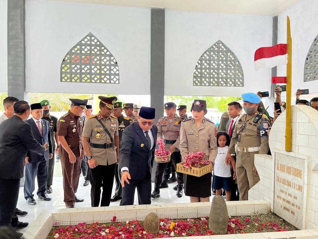 Tabur bunga dan siraman dilakukan Penjagub Gorontalo Hamka Hendra Noer di Makam Pahlawan Nasional Nani Wartabone pada Peringatan 81 tahun Hari Patriotik 23 Januari 1942. (Foto – Nova)