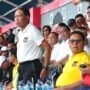 Menpora Zainudin Amali (berdiri), menyaksikan laga persahabatan antara PS Boalemo melawan Persidago Gorontalo di Stadion Gelora Pemuda, Kabupaten Boalemo, Senin (23/1/2023). (Foto : Haris)