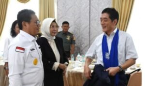Penjagub Gorontalo, Hamka Hendra Noer bersama Ketua Tim Penggerak PKK, Gamaria Purnamawati Monoarfa, berbincang dengan Gubernur Prefektur Ehime, Jepang, Tokohiro Nakamura, di VIP Bandara Djalaluddin.