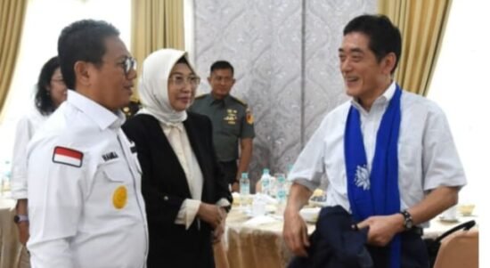 Penjagub Gorontalo, Hamka Hendra Noer bersama Ketua Tim Penggerak PKK, Gamaria Purnamawati Monoarfa, berbincang dengan Gubernur Prefektur Ehime, Jepang, Tokohiro Nakamura, di VIP Bandara Djalaluddin.