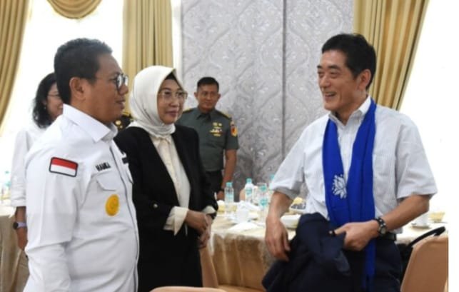 Penjagub Gorontalo, Hamka Hendra Noer bersama Ketua Tim Penggerak PKK, Gamaria Purnamawati Monoarfa, berbincang dengan Gubernur Prefektur Ehime, Jepang, Tokohiro Nakamura, di VIP Bandara Djalaluddin.