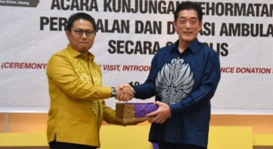Penjagub Gorontalo Hamka Hendra Noer (kiri), menyerahkan cenderamata kepada Gubernur Prefektur Ehime, Tokihiro Nakamura, pada ramah tamah di aula rumah jabatan Gubernur Gorontalo.