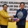Penjagub Gorontalo Hamka Hendra Noer (kiri), menyerahkan cenderamata kepada Gubernur Prefektur Ehime, Tokihiro Nakamura, pada ramah tamah di aula rumah jabatan Gubernur Gorontalo.