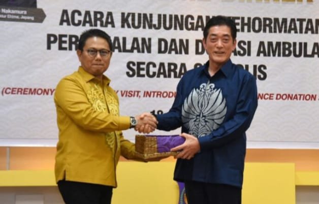 Penjagub Gorontalo Hamka Hendra Noer (kiri), menyerahkan cenderamata kepada Gubernur Prefektur Ehime, Tokihiro Nakamura, pada ramah tamah di aula rumah jabatan Gubernur Gorontalo.