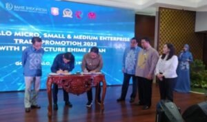 Penjabat Gubernur Gorontalo Hamka Hendra Noer (tiga kiri) dan Gubernur Ehime Tokihiro Nakamura (dua kiri) menandatangani Memorandum Saling Pengertian (MSP) di Kantor BI Perwakilan Gorontalo.