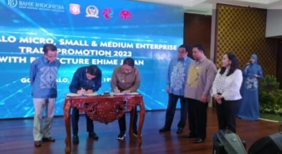 Penjabat Gubernur Gorontalo Hamka Hendra Noer (tiga kiri) dan Gubernur Ehime Tokihiro Nakamura (dua kiri) menandatangani Memorandum Saling Pengertian (MSP) di Kantor BI Perwakilan Gorontalo.