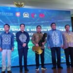 Gubernur Prefektur Ehime, Jepang, Tokihiro Nakamura saat menyerahkan kunci mobil ambulans kepada Penjagub Gorontalo Hamka Hendra Noer bertempat di Kantor Bank Indonesia Perwakilan Gorontalo