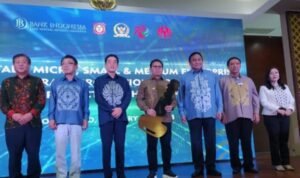 Gubernur Prefektur Ehime, Jepang, Tokihiro Nakamura saat menyerahkan kunci mobil ambulans kepada Penjagub Gorontalo Hamka Hendra Noer bertempat di Kantor Bank Indonesia Perwakilan Gorontalo