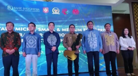 Gubernur Prefektur Ehime, Jepang, Tokihiro Nakamura saat menyerahkan kunci mobil ambulans kepada Penjagub Gorontalo Hamka Hendra Noer bertempat di Kantor Bank Indonesia Perwakilan Gorontalo