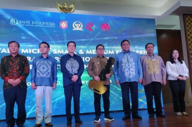 Gubernur Prefektur Ehime, Jepang, Tokihiro Nakamura saat menyerahkan kunci mobil ambulans kepada Penjagub Gorontalo Hamka Hendra Noer bertempat di Kantor Bank Indonesia Perwakilan Gorontalo