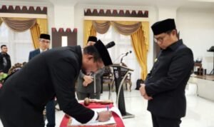 Penandatanganan berita acara pelantikan oleh Masran Rauf yang dilantik menjadi Kepala Satpol PP Provinsi Gorontalo dan disaksikan oleh Penjabat Gubernur Gorontalo Hamka Hendra Noer