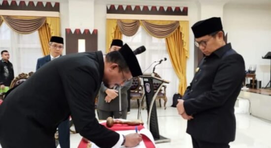 Penandatanganan berita acara pelantikan oleh Masran Rauf yang dilantik menjadi Kepala Satpol PP Provinsi Gorontalo dan disaksikan oleh Penjabat Gubernur Gorontalo Hamka Hendra Noer