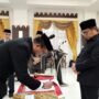Penandatanganan berita acara pelantikan oleh Masran Rauf yang dilantik menjadi Kepala Satpol PP Provinsi Gorontalo dan disaksikan oleh Penjabat Gubernur Gorontalo Hamka Hendra Noer