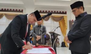 Kepala Dinas Kominfo dan Statistik Rifli M. Katili (kiri) saat menandatangani berita acara pelantikan disaksikan Penjabat Gubernur Gorontalo Hamka Hendra Noer