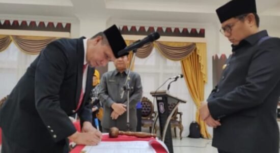 Kepala Dinas Kominfo dan Statistik Rifli M. Katili (kiri) saat menandatangani berita acara pelantikan disaksikan Penjabat Gubernur Gorontalo Hamka Hendra Noer