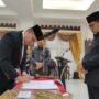 Kepala Dinas Kominfo dan Statistik Rifli M. Katili (kiri) saat menandatangani berita acara pelantikan disaksikan Penjabat Gubernur Gorontalo Hamka Hendra Noer