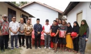 Penjagub Hamka Hendra Noer didampingi Penjabat Sekdaprov Gorontalo Syukri Botutihe saat menyerahkan sejumlah bantuan kepada Korban kebakaran di Jalan Beringin, Kelurahan Tuladenggi, Kota Gorontalo.