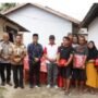 Penjagub Hamka Hendra Noer didampingi Penjabat Sekdaprov Gorontalo Syukri Botutihe saat menyerahkan sejumlah bantuan kepada Korban kebakaran di Jalan Beringin, Kelurahan Tuladenggi, Kota Gorontalo.