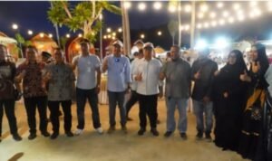 Penjagub Hamka Hendra Noer bersama owner Shava Beach Resort berfoto bersama usai pengresmian wisata pantai ini yang terletak di Kecamatan Kabila Bone, Bone Bolango