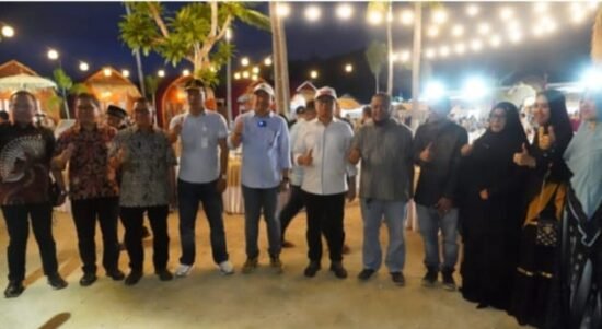 Penjagub Hamka Hendra Noer bersama owner Shava Beach Resort berfoto bersama usai pengresmian wisata pantai ini yang terletak di Kecamatan Kabila Bone, Bone Bolango