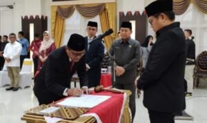 Bidang Pembangunan Handoyo Sugiharto (kiri) saat menandatangani berita acara pelantikan bertempat di Aula Rumah Jabatan Gubernur