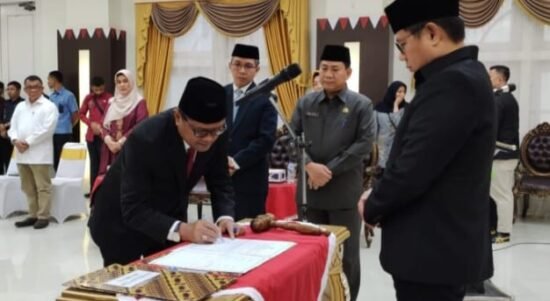 Bidang Pembangunan Handoyo Sugiharto (kiri) saat menandatangani berita acara pelantikan bertempat di Aula Rumah Jabatan Gubernur