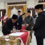 Bidang Pembangunan Handoyo Sugiharto (kiri) saat menandatangani berita acara pelantikan bertempat di Aula Rumah Jabatan Gubernur