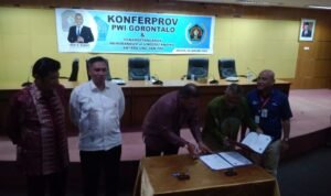 Kadis Kominfo Rifli Katili saat menghadiri kegiatan PWI di antai IV UNG