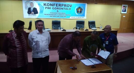 Kadis Kominfo Rifli Katili saat menghadiri kegiatan PWI di antai IV UNG
