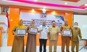 Penjabup Hendriwan saat menghadiri penyampaian hasil penilaian kepatuhan standar pelayanan publik tahun 2022, bertempat di Grand Amalia Hotel