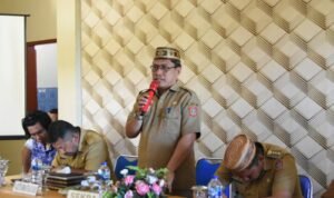 Sekda Gorut, Suleman Lakoro saat membuka pelaksanaan sosialisasi tentang pengunaan taman wisata pulau saronde