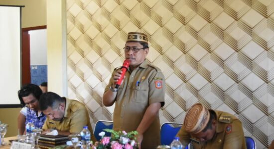 Sekda Gorut, Suleman Lakoro saat membuka pelaksanaan sosialisasi tentang pengunaan taman wisata pulau saronde