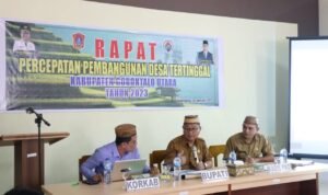 Bupati Gorontalo Utara saaat menghadiri rapat percepatan pembangunan desa tertinggal
