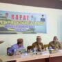 Bupati Gorontalo Utara saaat menghadiri rapat percepatan pembangunan desa tertinggal