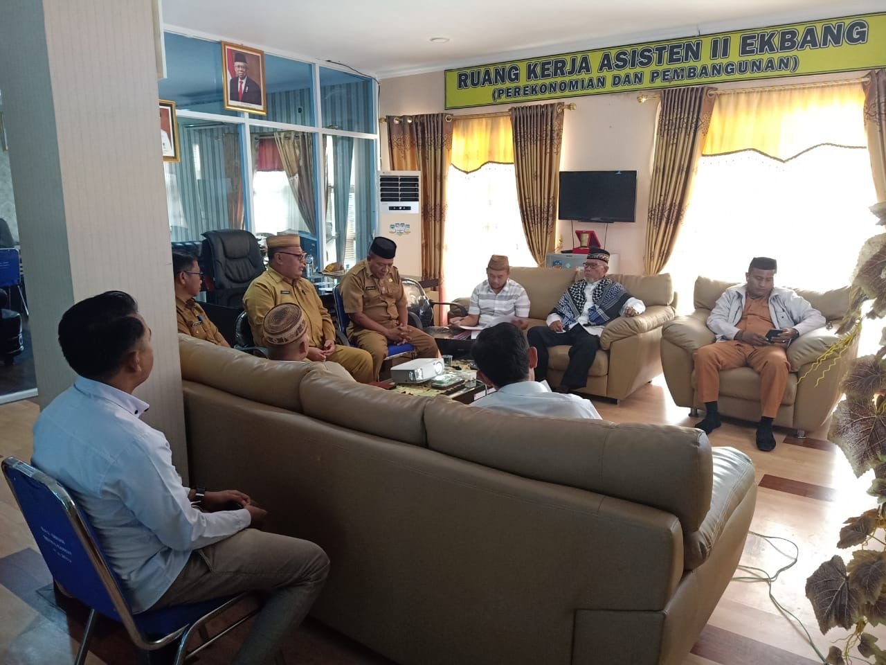 Abdulwahab Paudi saat memimpin Rapat pembentukan Pansel Pimpinan Baznas Kabupaten Gorontalo Utara Gtlo, Selasa, 31 Januari 2023, di ruang rapat Asisten Pemerintahan dan Kesra