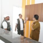 Bupati Thariq Modanggu saat meninjau rumah sakit pratama
