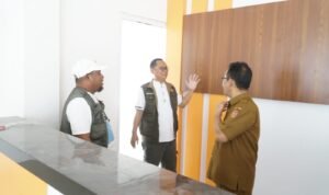Bupati Thariq Modanggu saat meninjau rumah sakit pratama