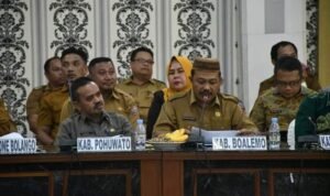 Sherman Moridu saat menghadiri rapat koordinasi dan evaluasi penyerapan Anggaran APBD dan APBN triwulan IV TA 2022 tingkat Provinsi Gorontalo,di aula Dulohupa Kantor Gubernur Gorontalo,