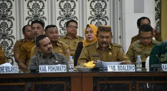 Sherman Moridu saat menghadiri rapat koordinasi dan evaluasi penyerapan Anggaran APBD dan APBN triwulan IV TA 2022 tingkat Provinsi Gorontalo,di aula Dulohupa Kantor Gubernur Gorontalo,
