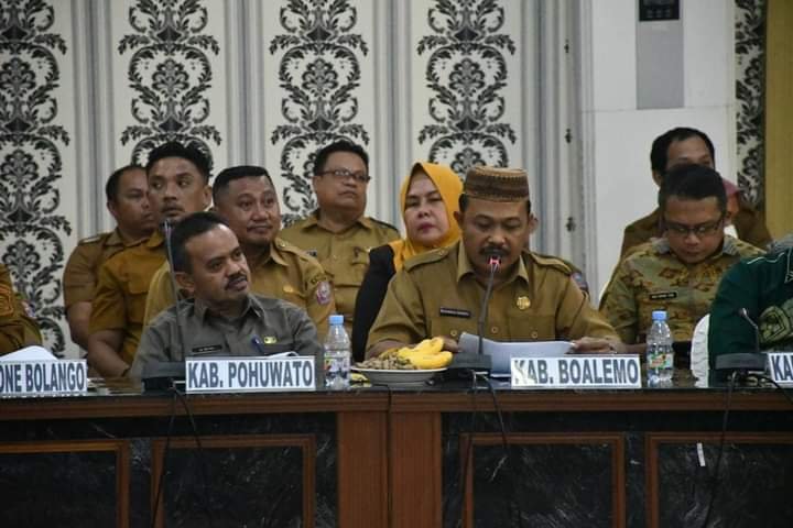 Sherman Moridu saat menghadiri rapat koordinasi dan evaluasi penyerapan Anggaran APBD dan APBN triwulan IV TA 2022 tingkat Provinsi Gorontalo,di aula Dulohupa Kantor Gubernur Gorontalo,